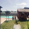 Piscina all'aperto con chiosco in legno.