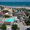 Vista aerea di un hotel su una spiaggia.