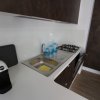 Cucina moderna con lavandino e piano cottura.