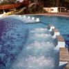 Piscina con scivolo e idromassaggio.